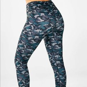 NWT Mid-Rise Printed PowerHold® Capri